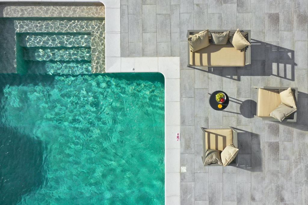 阿凡杜Pantheon Luxury Villas Rhodes Island的享有带桌椅的游泳池的顶部景致