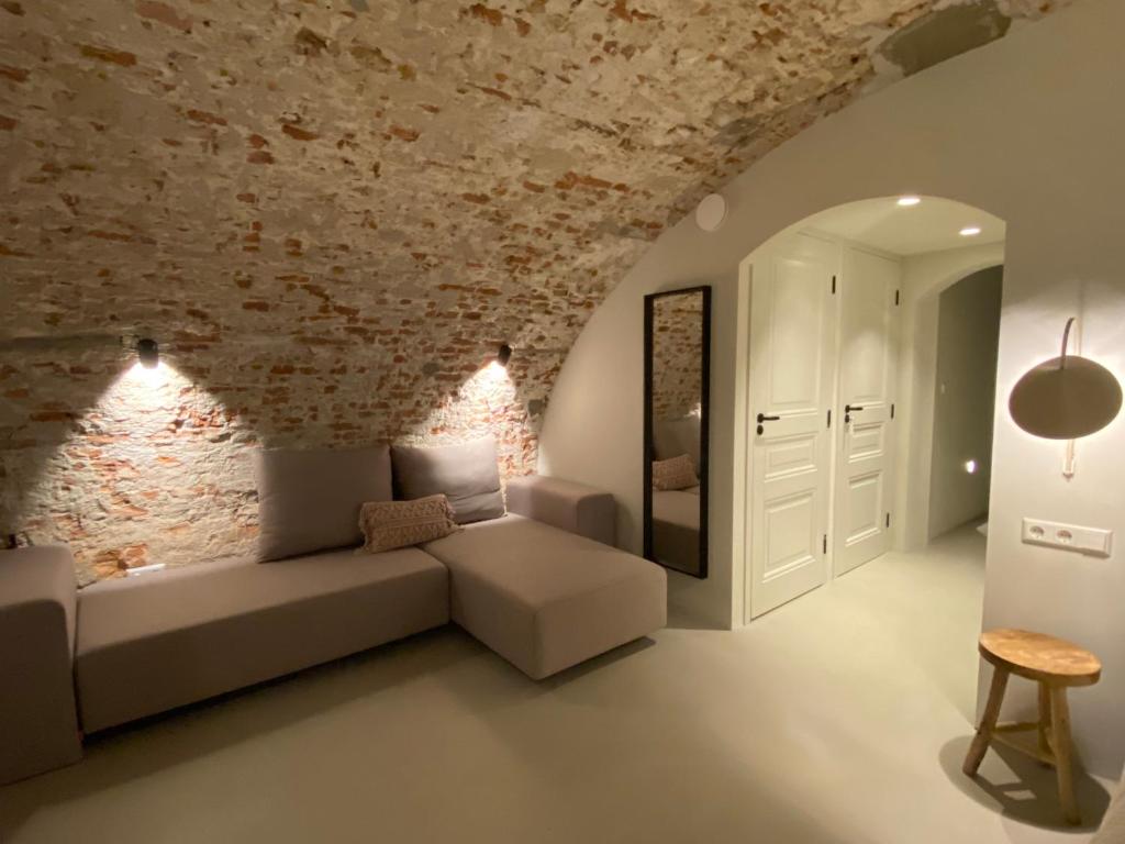 乌得勒支Vlinder's的带沙发和砖墙的客厅