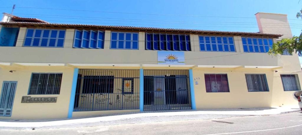 巴纳伊巴SOLAR HOSTEL PARNAIBA的街道上设有蓝色窗户和门的建筑