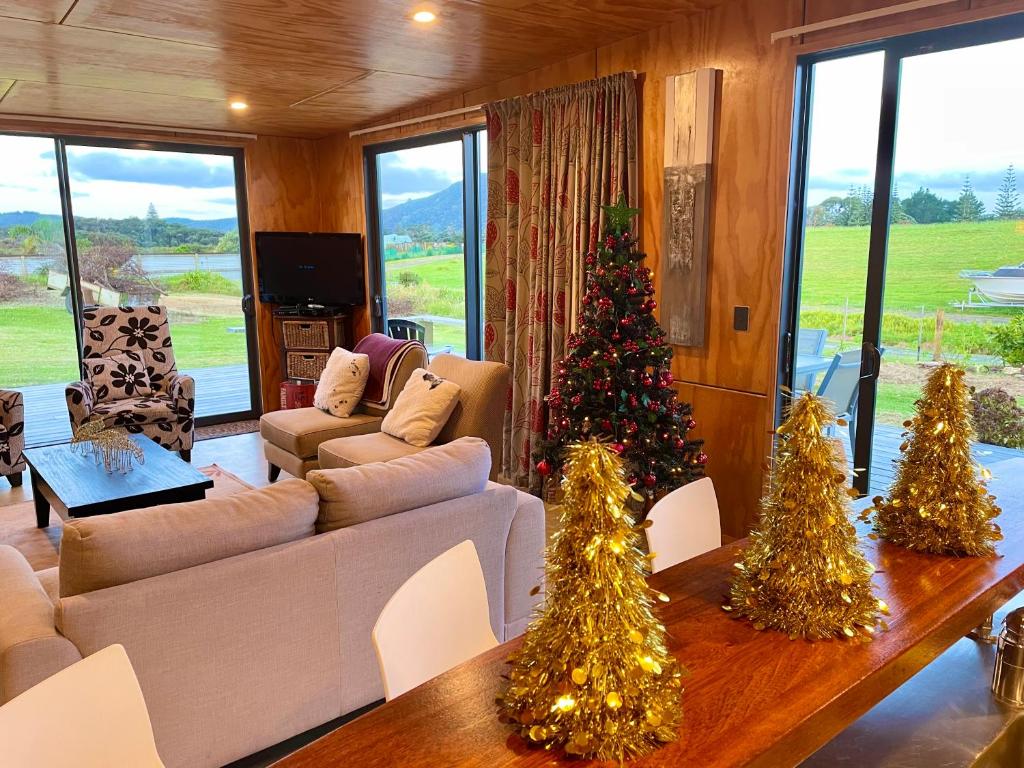 PukenuiThe Camel at Araiawa Raio Lodge Pukenui的一间客厅,客厅内有圣诞树