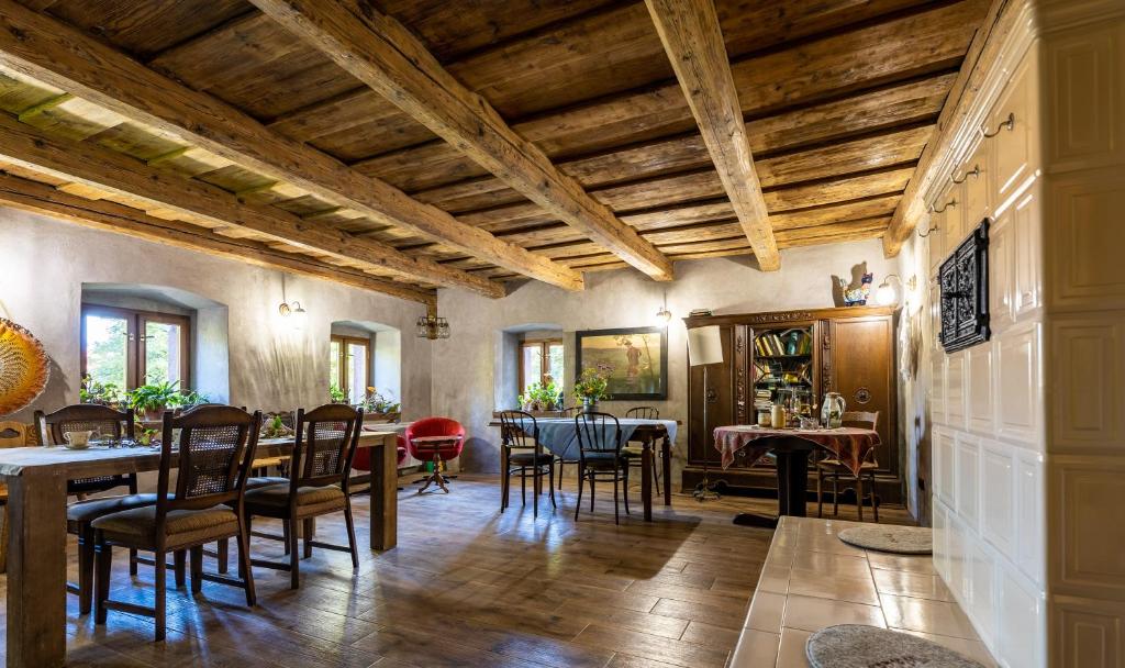 拉德库夫GAJRAJ的用餐室设有木制天花板和桌椅