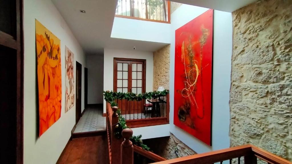 大加那利岛拉斯帕尔马斯Casa Doranda Vegueta的房屋内带红色门的走廊