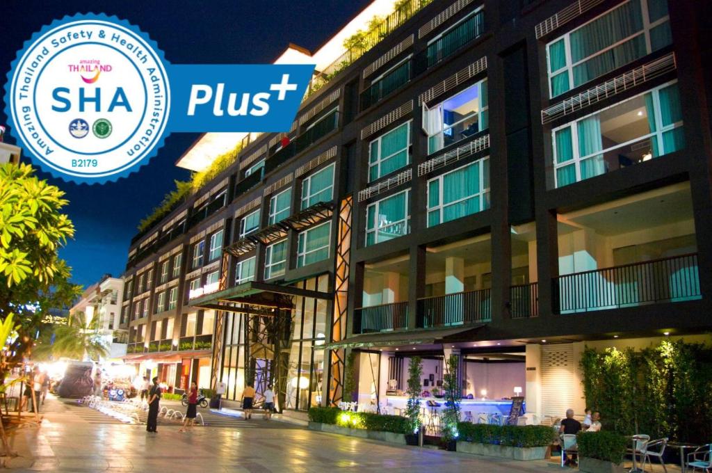 芭堤雅市中心AYA Boutique Hotel Pattaya - SHA Plus的带有读Sha加符号的建筑