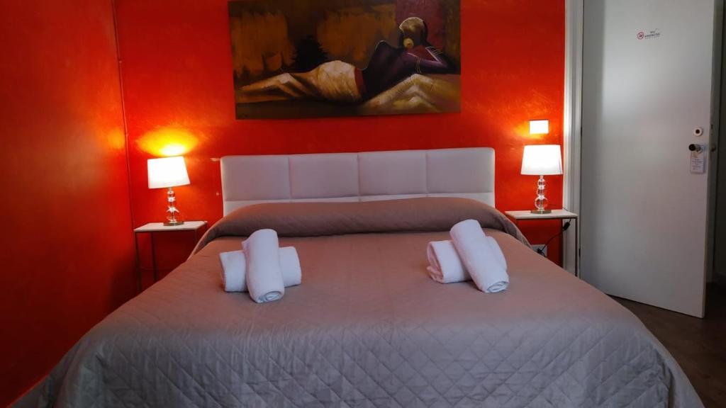 巴里CconfortHotels R&B Dolci Risvegli - SELF CHECK IN的一间卧室配有一张带两个白色枕头的大床