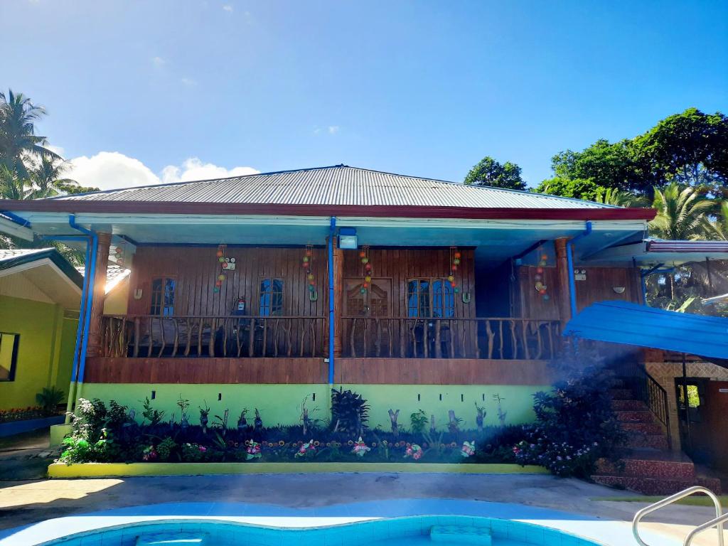 曼巴豪Villa Corrales Homestay的一座房子前面设有游泳池
