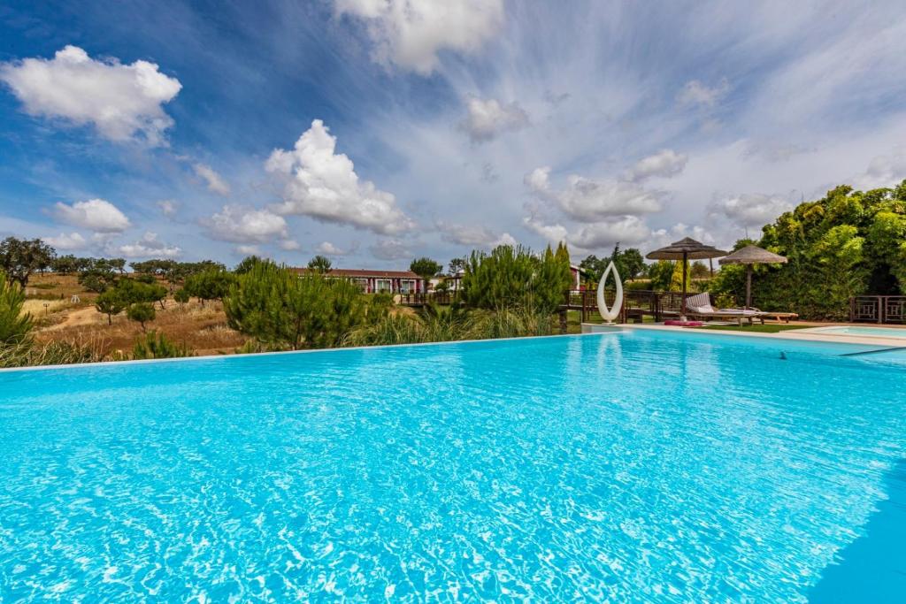 圣地亚哥-杜卡森蒙特西司徒酒店的蓝色的蓝色游泳池