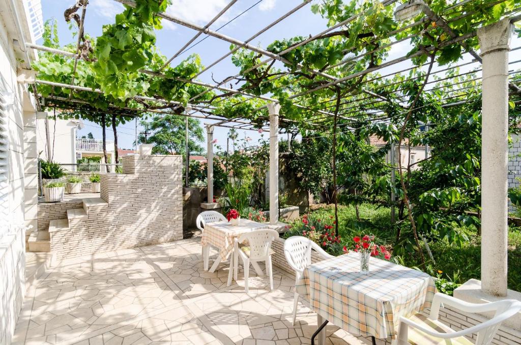 杜布罗夫尼克卡塔利纳客房酒店的温室里带桌椅的庭院