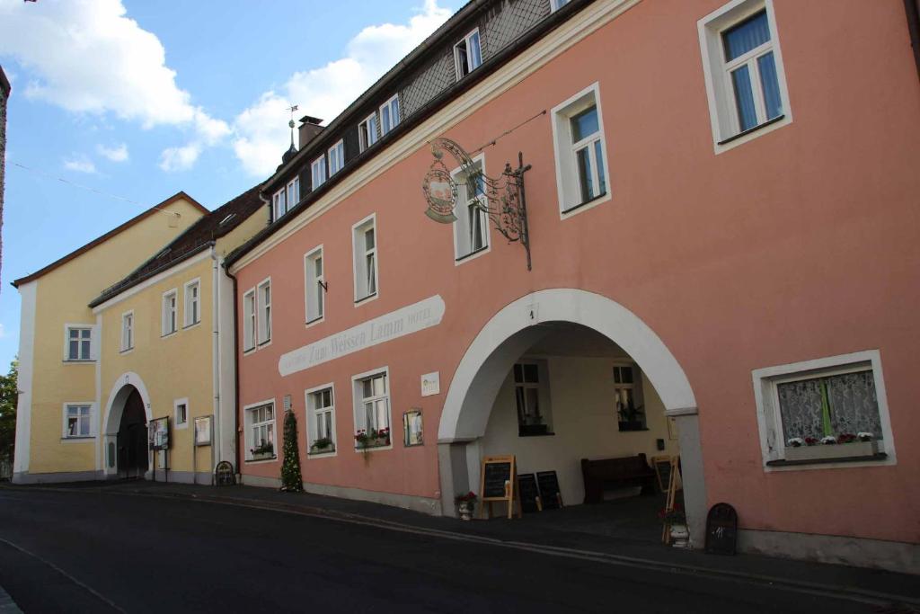 Hohenberg an der EgerHotel Gasthof Zum weissen Lamm的城市街道上的一排建筑物