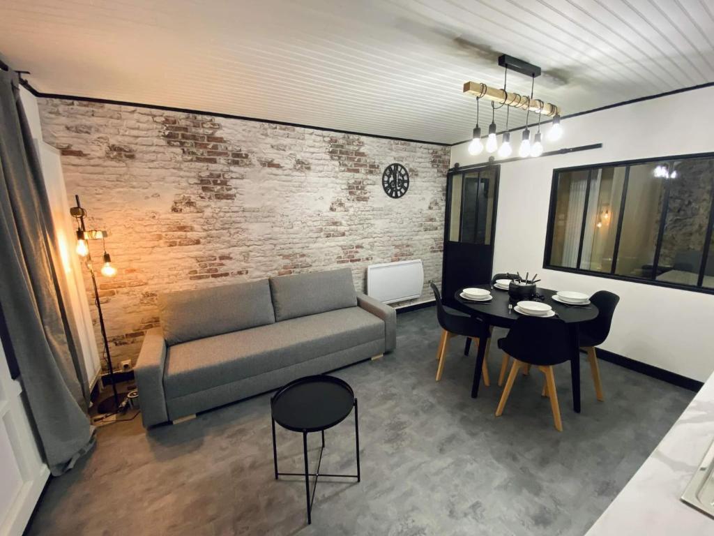 维拉尔-德朗Appartement chic et cosy au pied du village的客厅配有沙发和桌子