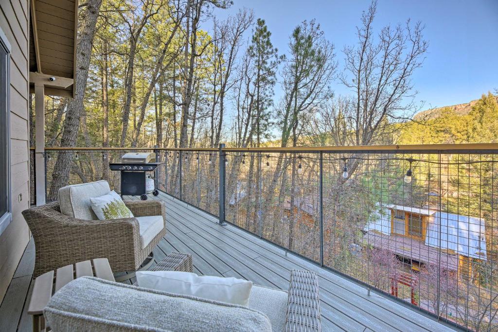 佩森Cabin 404 - Payson Getaway with Deck and Mtn Views!的阳台的甲板上配有沙发和椅子