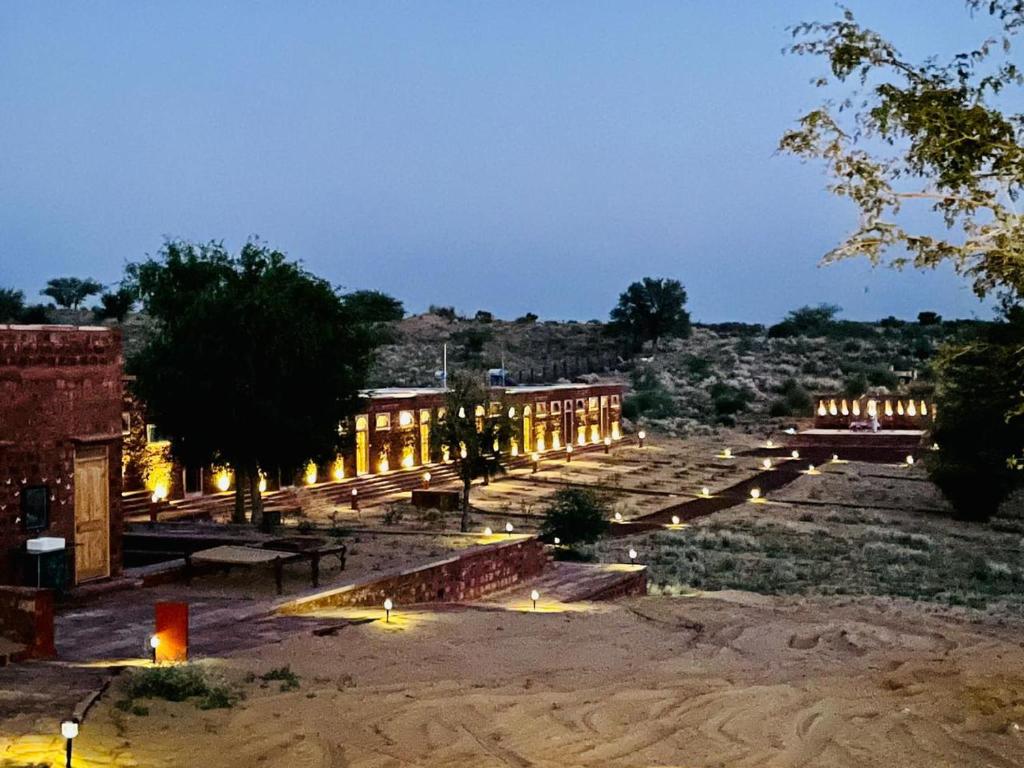 ShaitrāwaKaner Retreat - India's First Desert Botanical Resort的一座大型圆形剧场,其背景是一座建筑