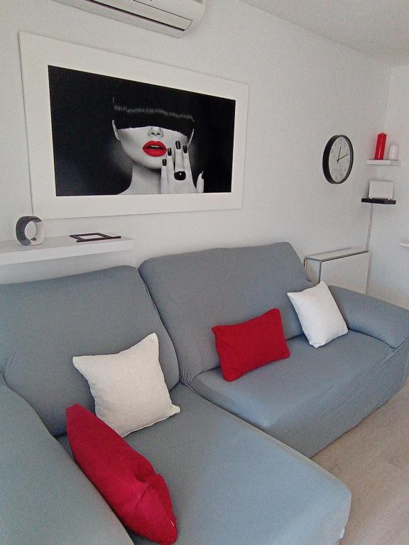 佩尼斯科拉Apartamento El Príncipe的客厅配有蓝色沙发和红色枕头