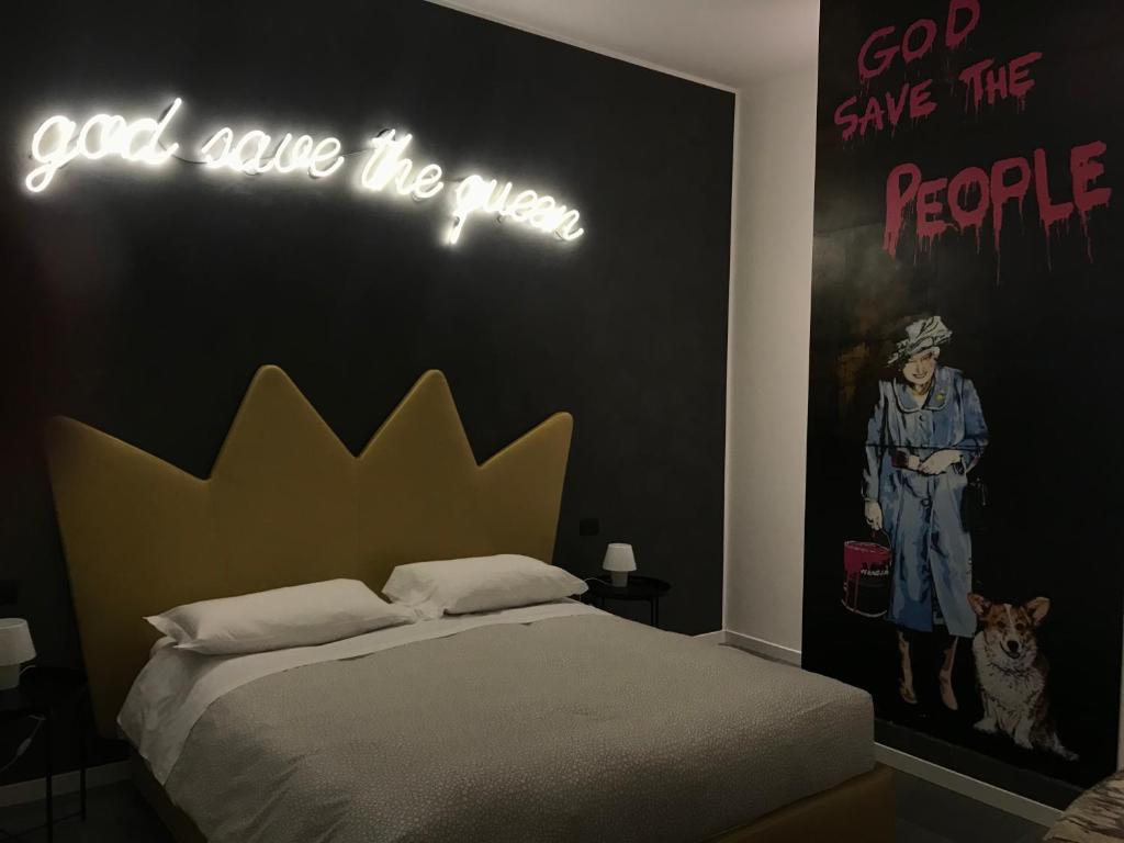 米兰阿拉卡萨迪吉奥公寓的一间有神救人的标志的卧室