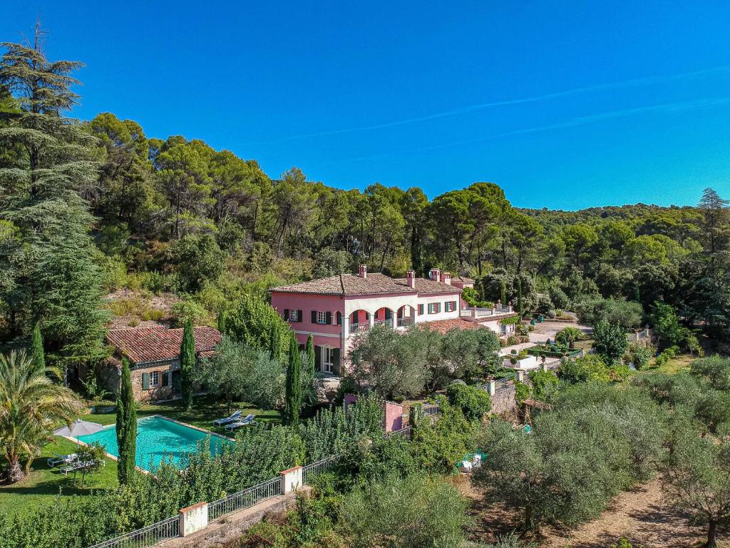 萨雷尔讷Gites de la Villa Pergola的山丘上的庄园,带游泳池和树木