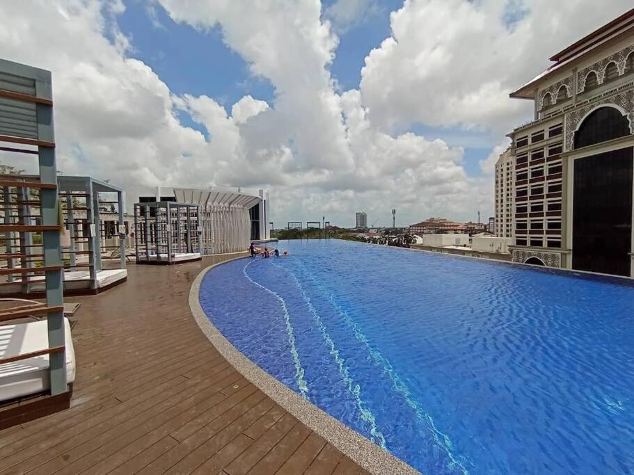 哥打巴鲁Nice stay in heart of Kota Bharu@Troika,free Wifi.的大楼屋顶上的大型游泳池