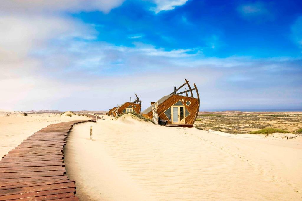 MöwebaaiShipwreck Lodge的沙漠中的沙子房子