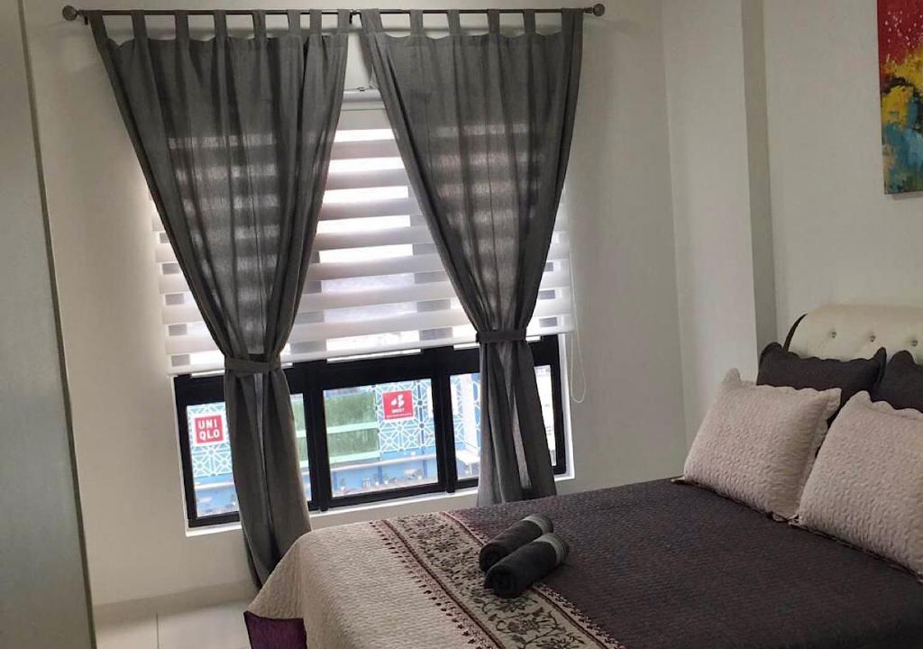 莎阿南Emira Residence Sek 13 Shah Alam Wi-Fi Netflix的一间卧室设有一张床和一个大窗户