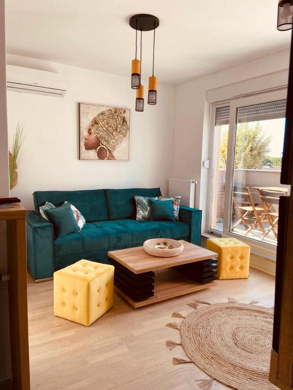 萨格勒布Jarun Lake的客厅配有蓝色的沙发和桌子