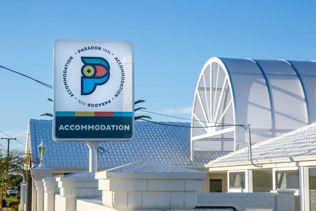 阿德莱德Parador Inn by Adelaide Airport的建筑物前的聚居标志