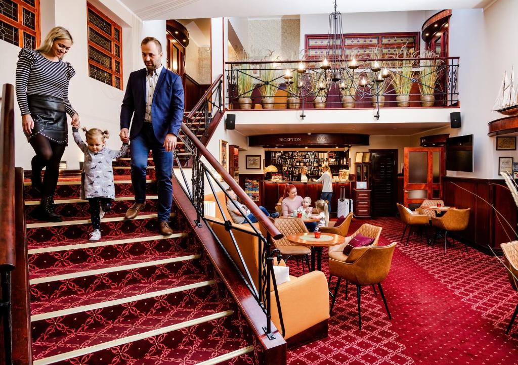 派尔努传奇酒店的走下楼梯的男人、女人和孩子
