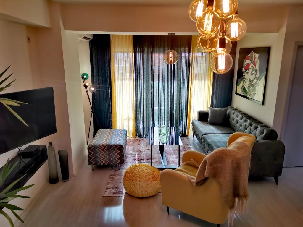 什蒂普Sandev Apartments的带沙发和电视的客厅