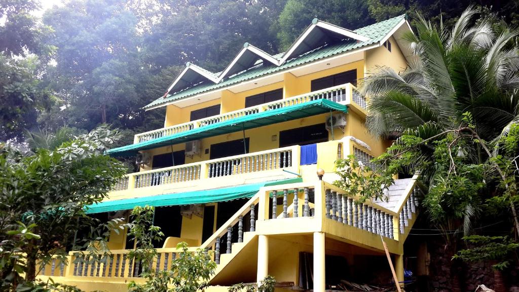象岛海岛旅馆的带阳台和树木的黄色建筑