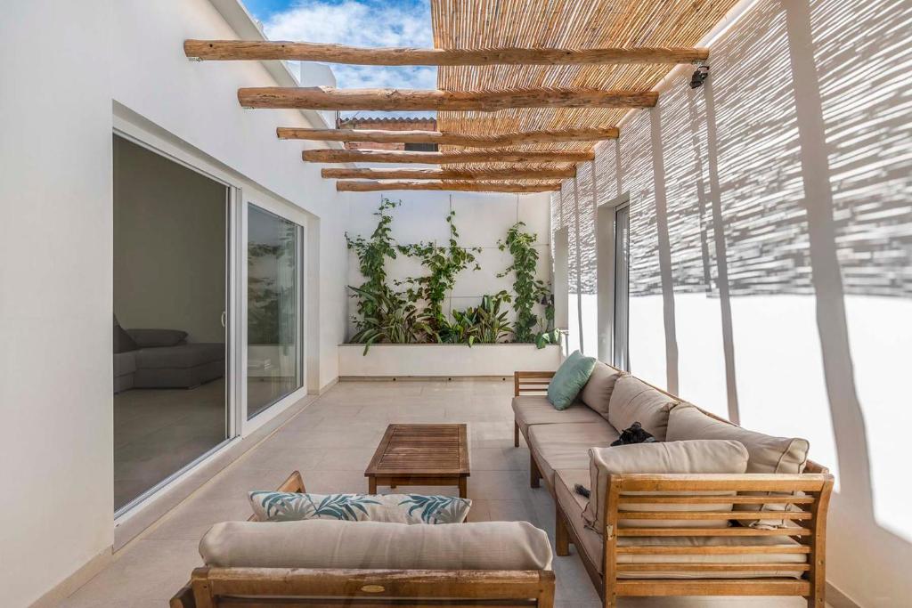 莫利纳德塞古拉Agradable casa con patio interior.的客厅配有沙发和桌子