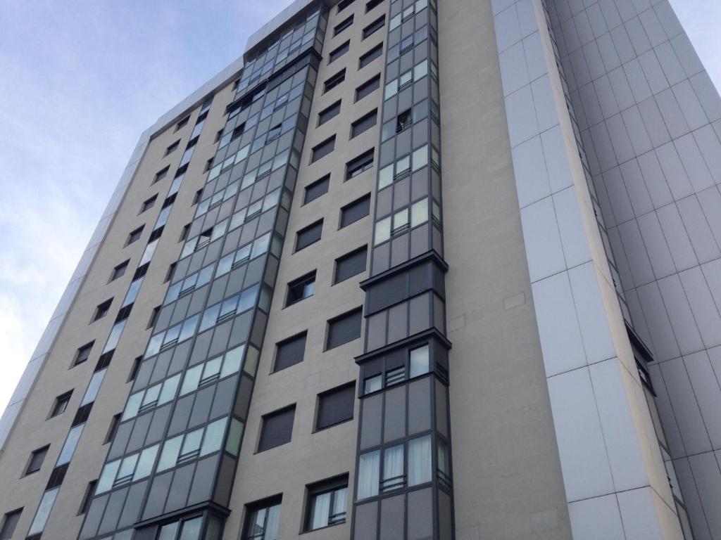 马德里包萨19号公寓的一座高大的建筑,有很多窗户