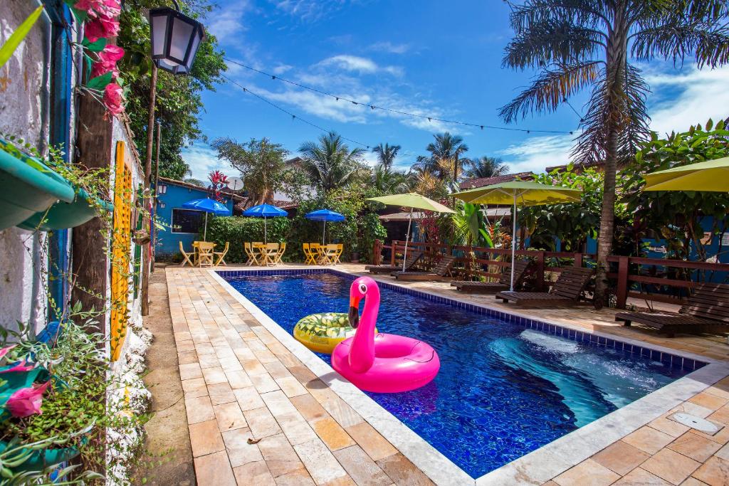 马利西亚斯Pousada Villa Blu Maresias的中间有一个粉色天鹅的游泳池