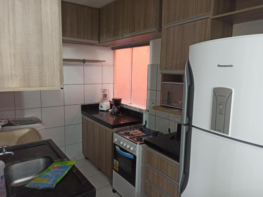 因佩拉特里斯Apto dois quartos, cozinha equipada, portaria 24 h, área de lazer的厨房配有冰箱和水槽
