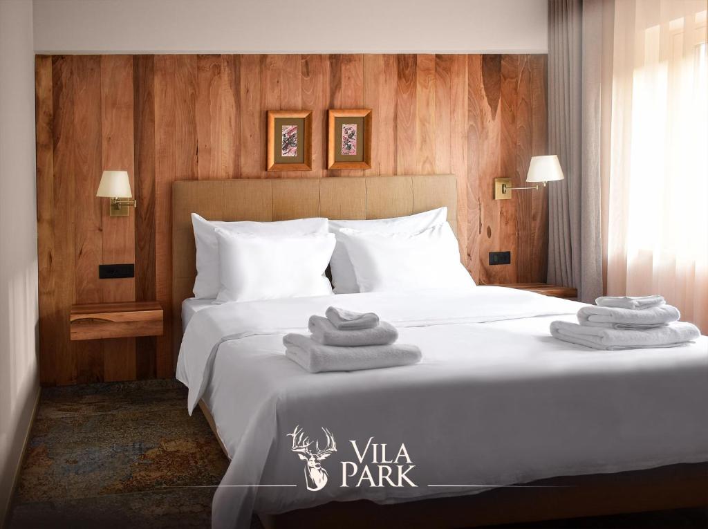 普里兹伦Vila Park Bujtina的一间卧室配有带毛巾的床