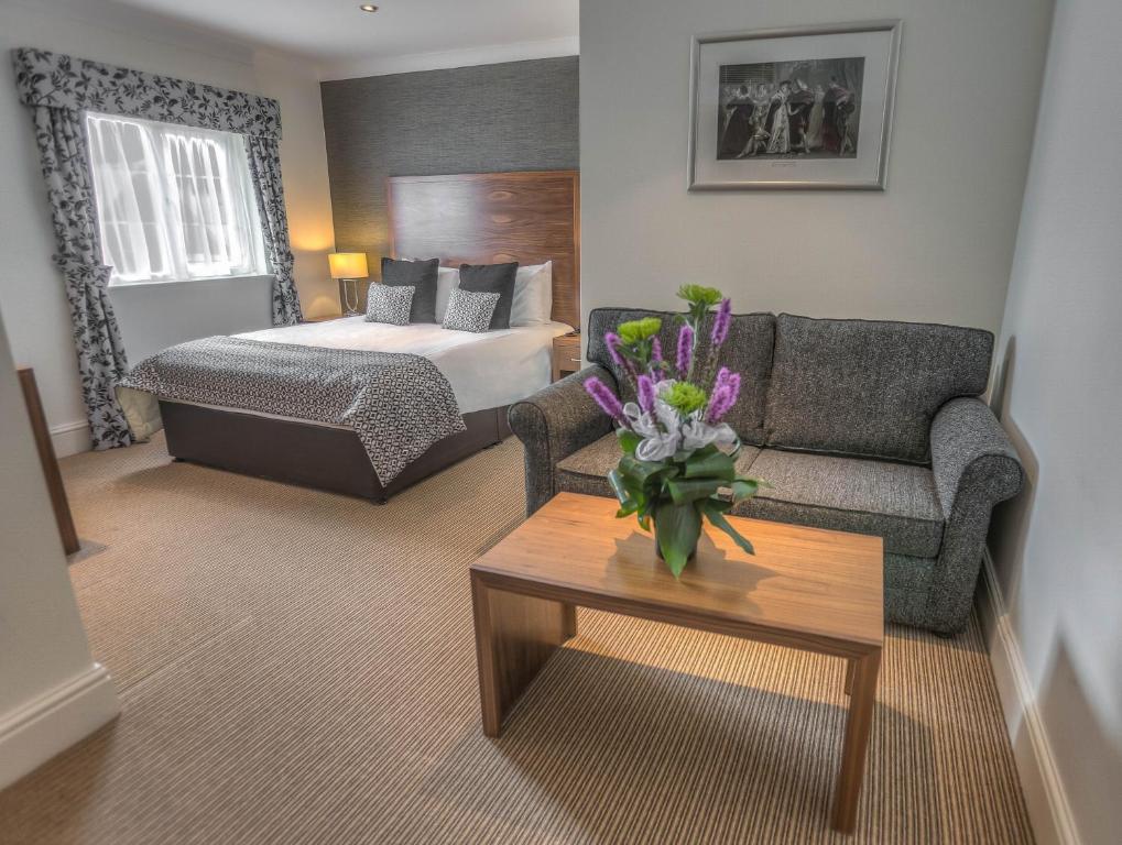 斯坦斯博林酒店 的客厅配有沙发和1张床