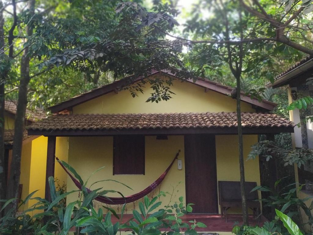 普拉亚多Aruá Observação de aves e natureza的棕色屋顶的黄色小房子