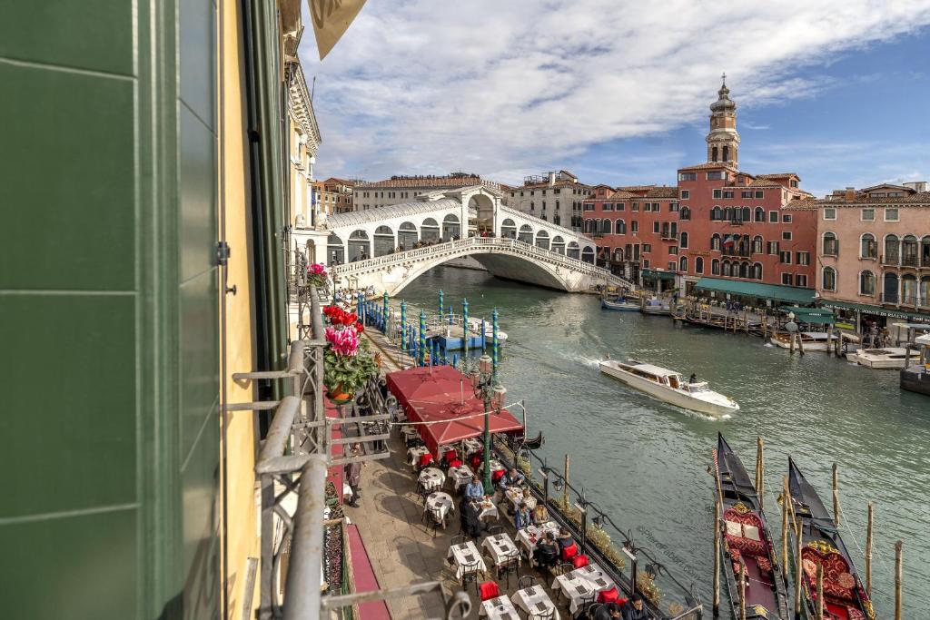 威尼斯Rialto Grand Canal的享有河上桥梁和小船的景色