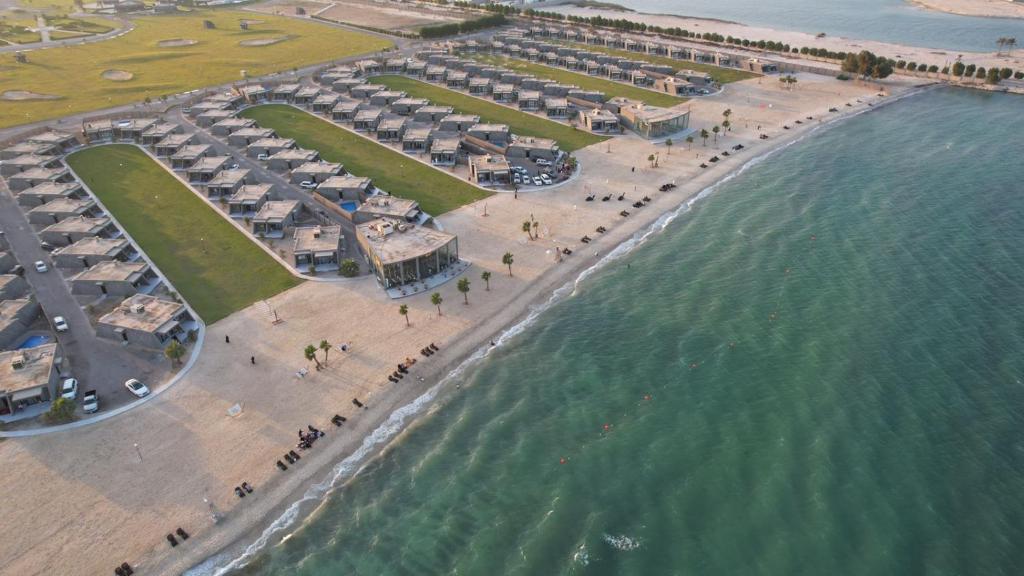 阿可贺巴HDB Al Khobar Resort & Spa的享有海滩和海洋的空中景致