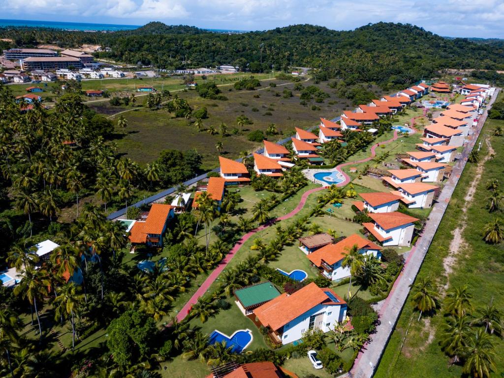 普拉亚多斯卡内罗斯Club Meridional Praia dos Carneiros - Perto da Igrejinha的享有村庄的空中景色,有许多房屋