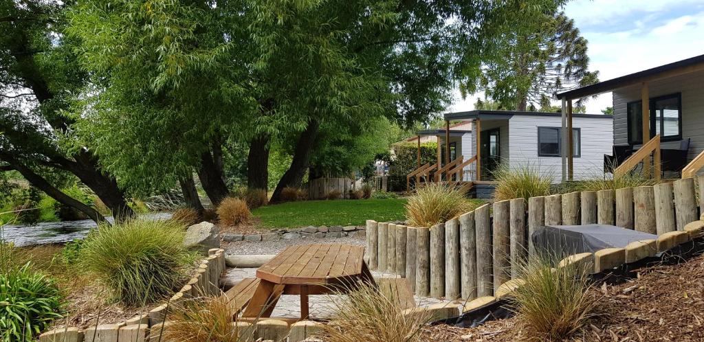 布伦海姆春河假日公园的后院设有木桌和围栏