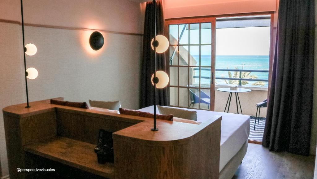 坎佩略JovA Hotel Boutique的一间卧室配有一张床,享有海景