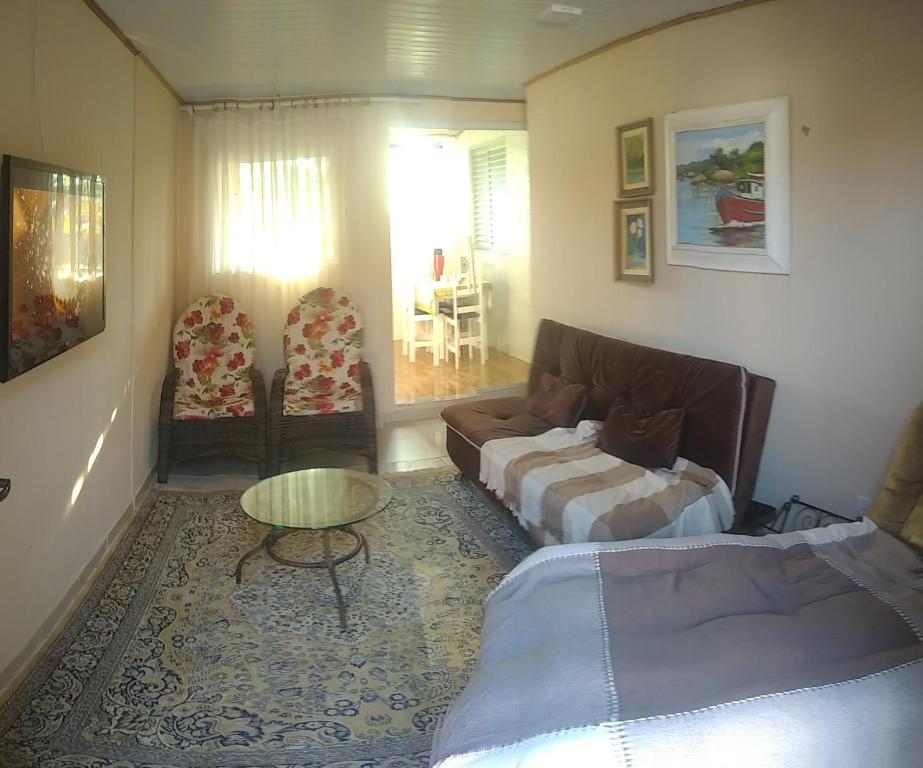 弗洛里亚诺波利斯Casa barreto的一间带两张床和一张沙发的客厅