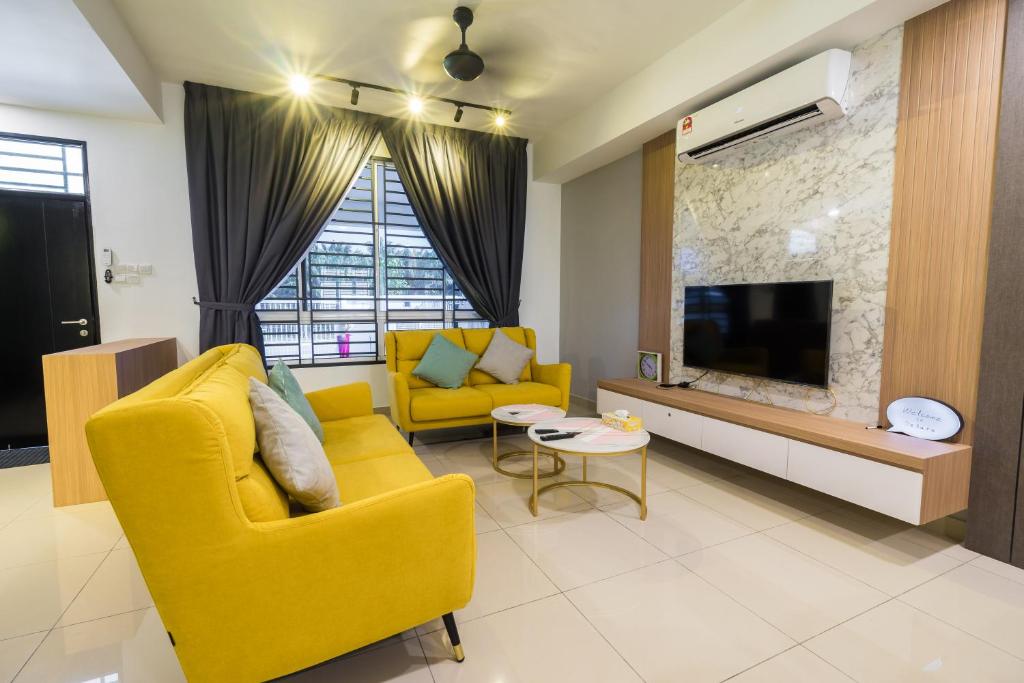 迪沙鲁Desaru Alpaca homestay Desaru的客厅设有黄色沙发和电视