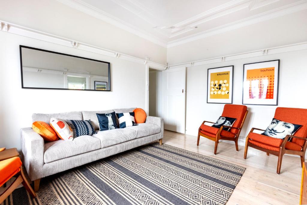 悉尼Chic Bondi Beach Pad的客厅配有沙发和两把椅子