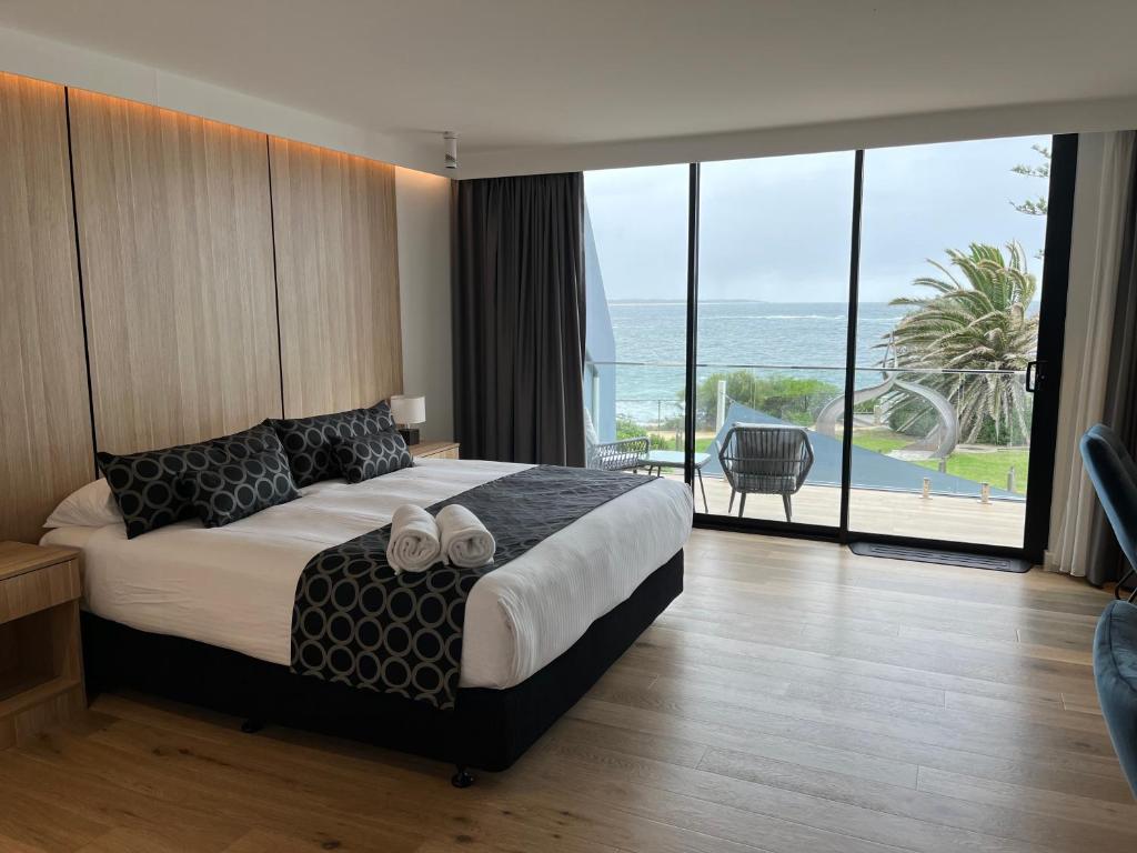 安特兰斯滨海汽车旅馆的一间卧室设有一张床,享有海景