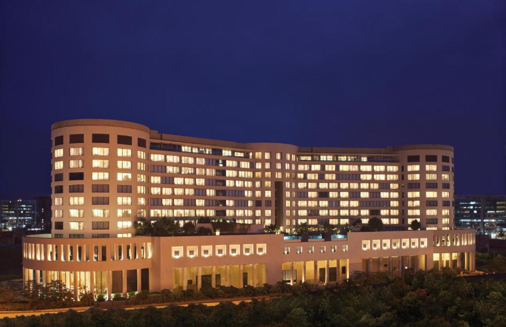 孟买三叉戟班德拉库尔拉酒店的一座带灯的大建筑