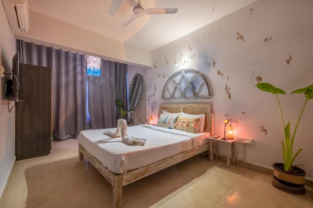 瓦加托La Casa - Stunning 1BHK Apartment - Vagator, Goa By StayMonkey的一间卧室,卧室内配有一张大床