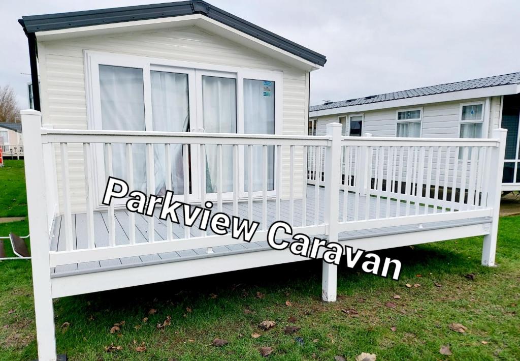 大雅茅斯Parkview Caravan California cliffs的房屋门廊上的白色栏杆