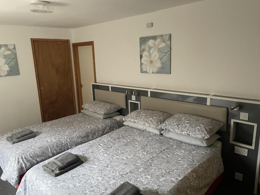 泰恩河畔纽卡斯尔宾利酒店的配有两张床垫的酒店客房内的两张床