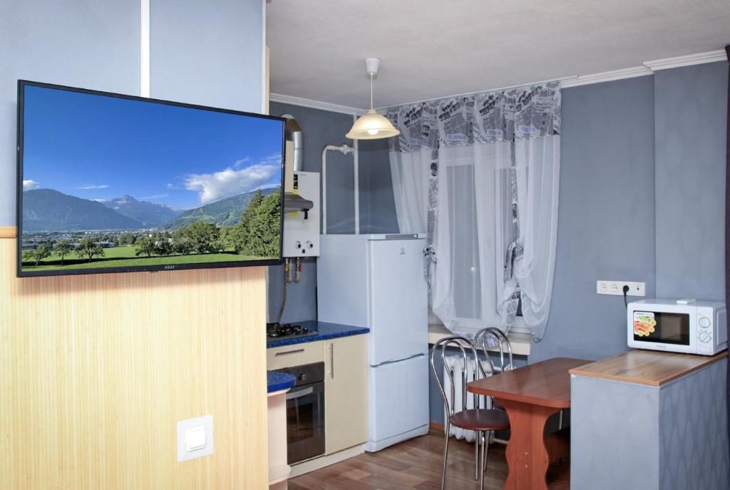 第聂伯罗Apartment Pushkina的厨房配有壁挂式平面电视。