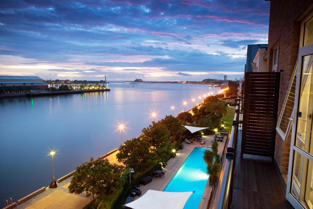 纽卡斯尔纽卡斯尔瑞吉斯酒店的建筑在晚上可欣赏到水景