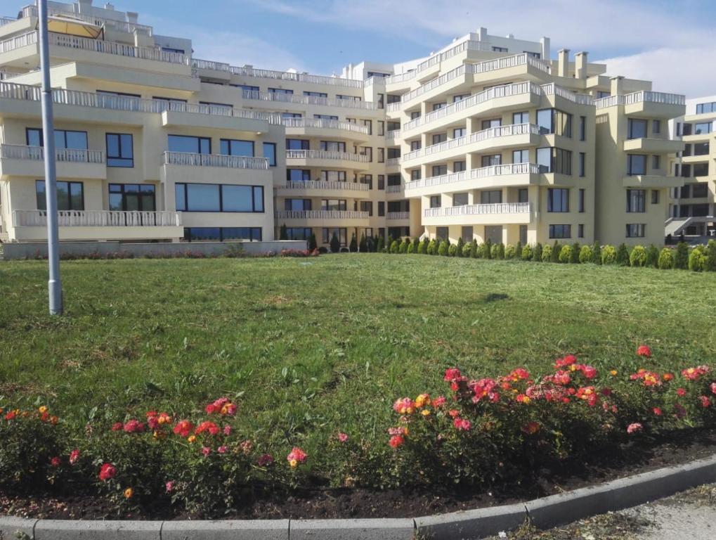 布尔加斯Apartments Sarafovo的一座带花卉的大型公寓楼