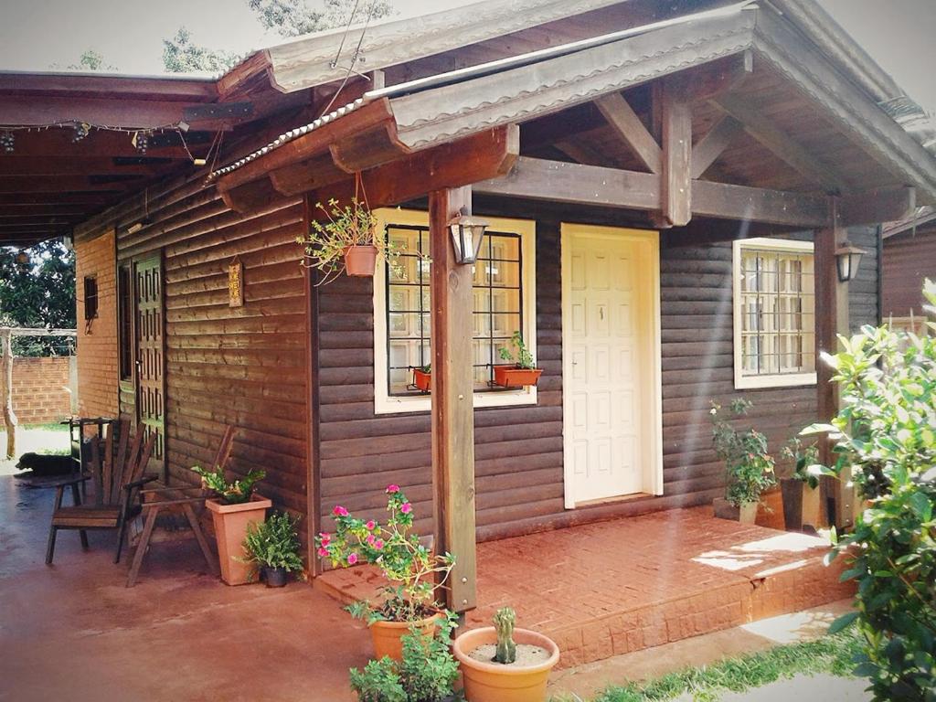 伊瓜苏港Morada Silvestre Iguazú的一个小房子,设有门廊和庭院